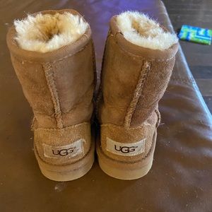 Kids Uggs size C8
